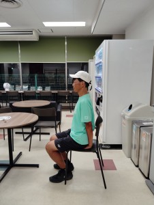 腰に負担のかからない座り方！【レックテニススクール】